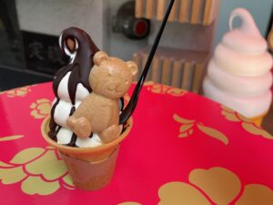 神戸中華街・南京町の黄金の北京ダック専門店 華鳳３生杏仁プリン専門店　神戸ミルクの熊ソフトクリーム